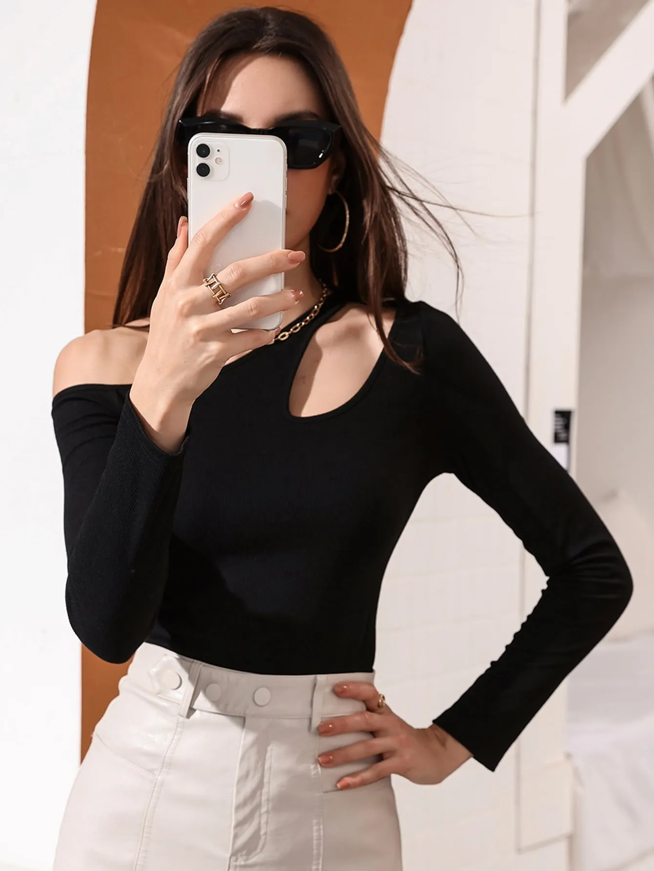 SHEIN Modely Cut Out Asymmetrical Neck Tee