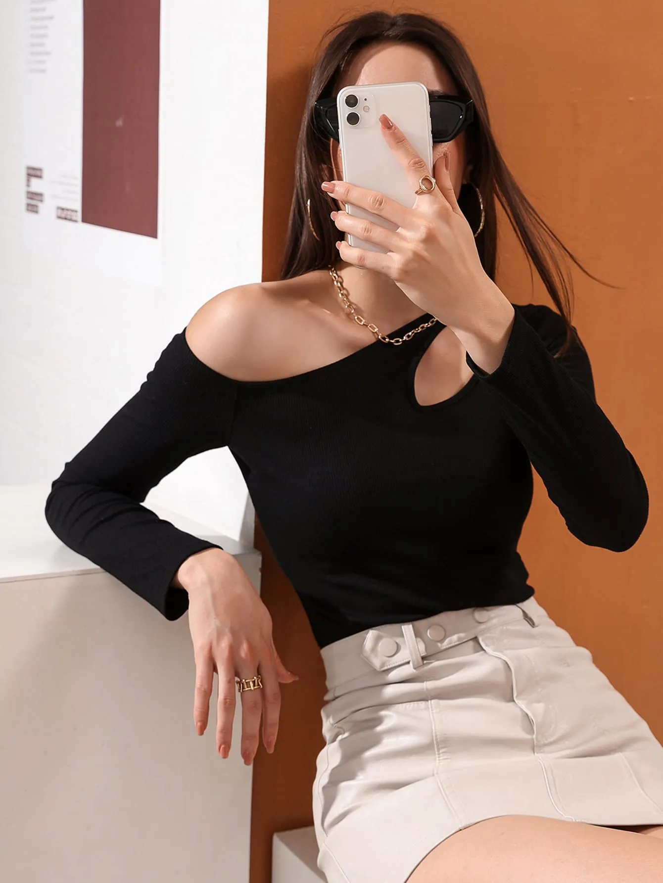 SHEIN Modely Cut Out Asymmetrical Neck Tee